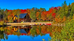 Chalet devant un lac en automne au Québec