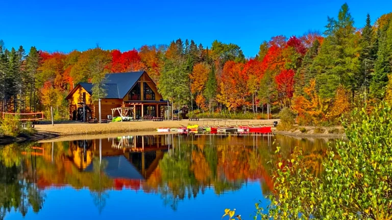 Chalet devant un lac en automne au Québec